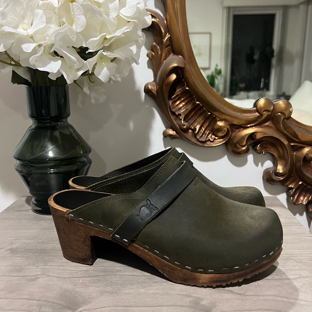 Sandgren Green Clogs - Size 8